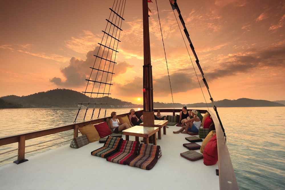 Istanbul Sunset Cruise on Luxury Yacht - Guided Group Cruise