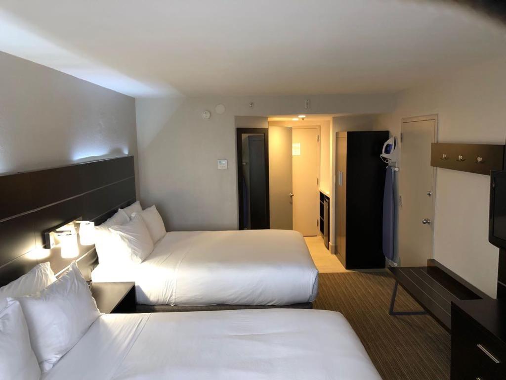 Inn Express Hotel & Suites Miami Hialeah Holiday Tour image 6