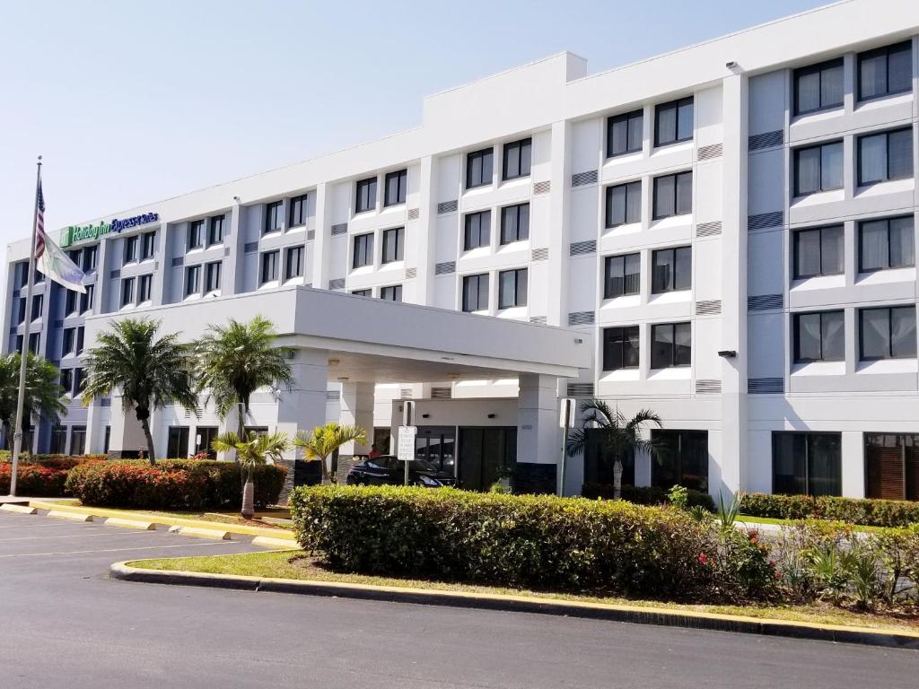 Inn Express Hotel & Suites Miami Hialeah Holiday Tour image 5