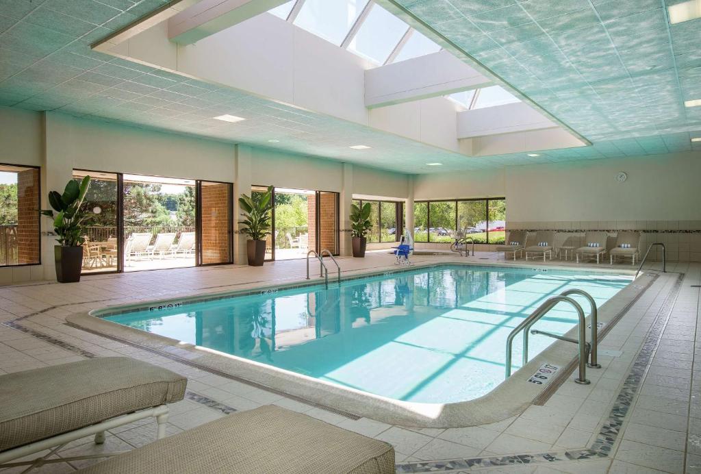 Doubletree by Hilton Lisle Naperville Chicago Holiday Tour image 5