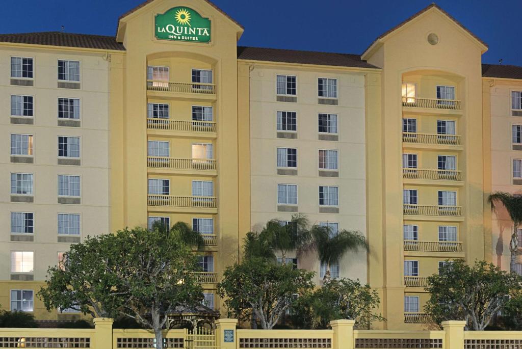 La Quinta Inn & Suites Los Angeles Holiday Package image 5