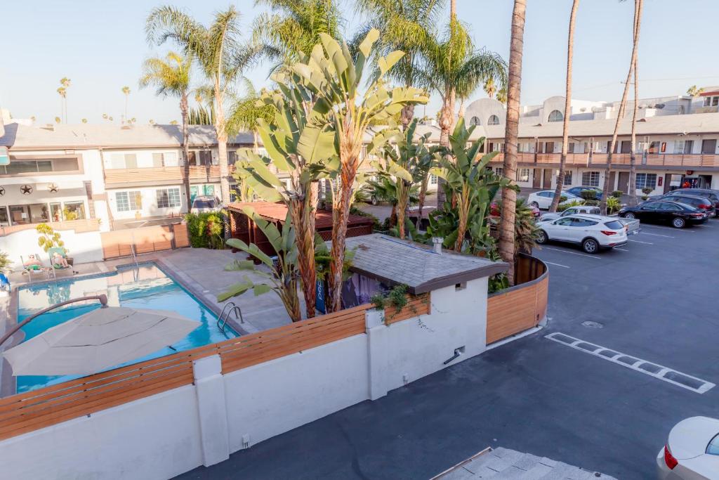 The Dixi Hollywood Los Angeles Holiday Package image 1