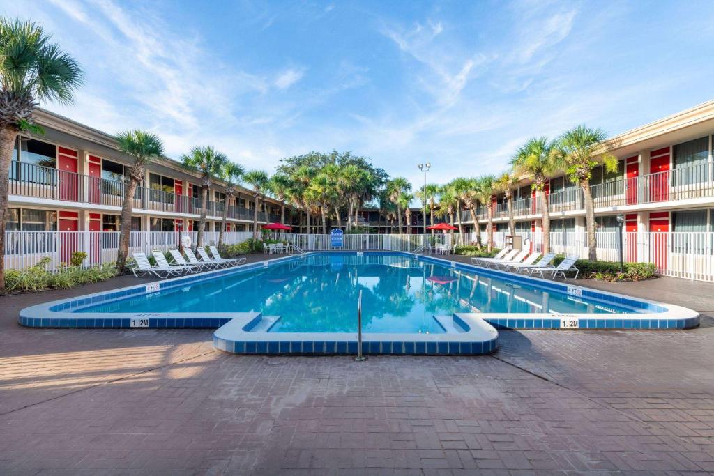 Ramada by Wyndham Kissimmee Gateway Orlando Holiday Tour image 3
