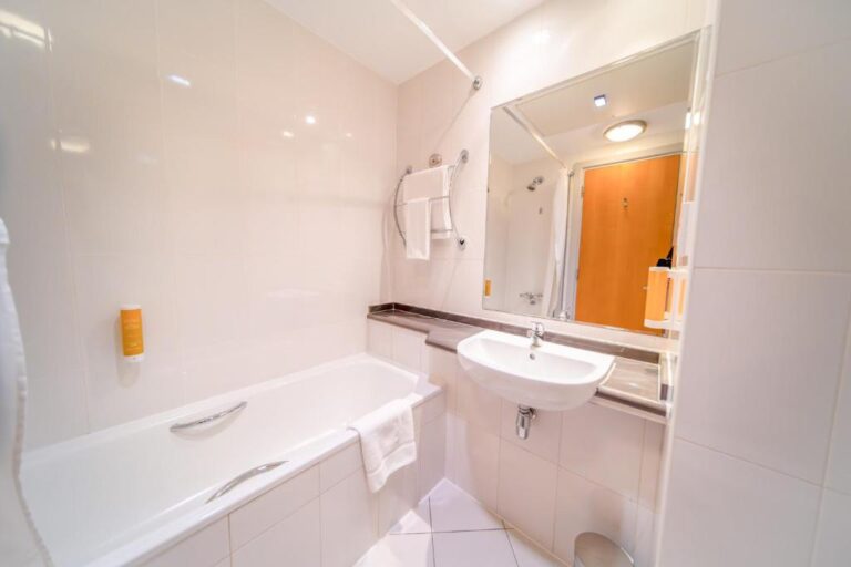 Premier Inn Abu Dhabi Airport Business Park Holiday Package image 2