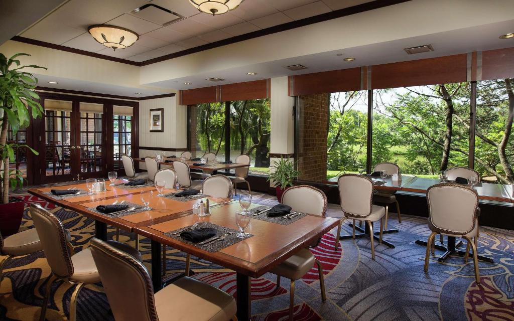Doubletree by Hilton Lisle Naperville Chicago Holiday Tour image 4