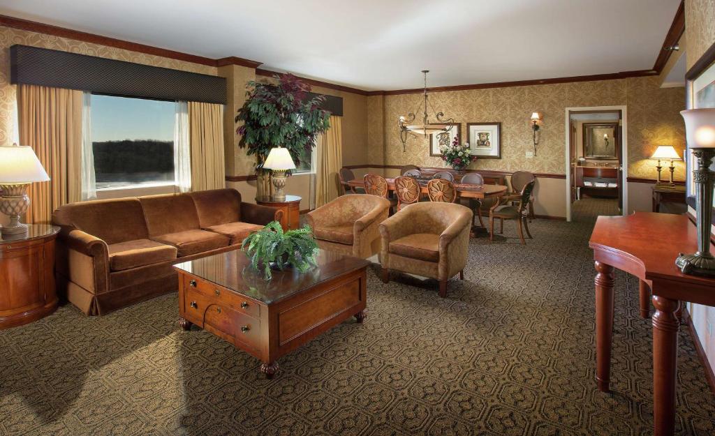 Doubletree by Hilton Lisle Naperville Chicago Holiday Tour image 1