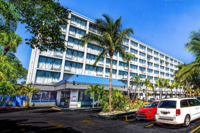 North Miami Beach Gardens Inn & Suites