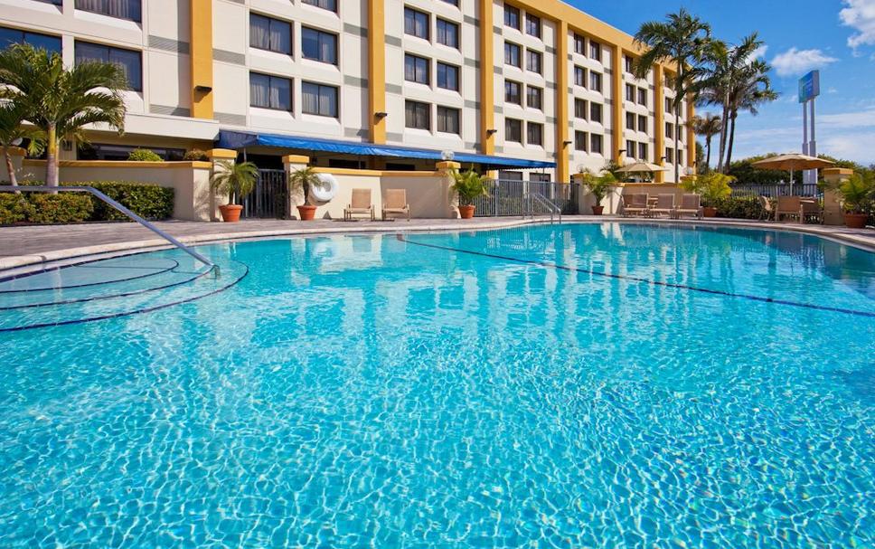 Inn Express Hotel & Suites Miami Hialeah Holiday Tour
